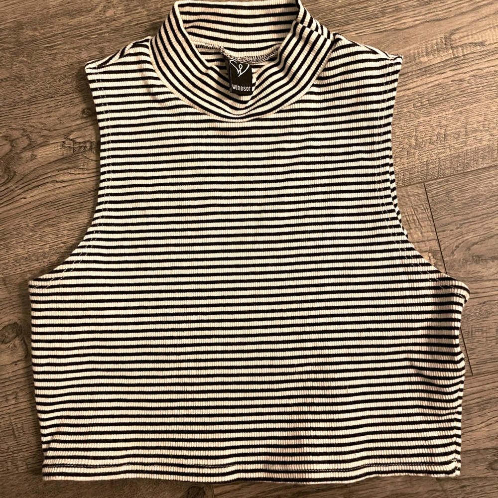 Windsor Mock Neck sleeveless crop top tank size S